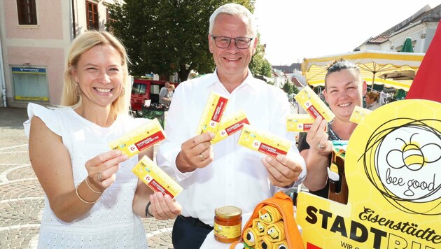 Bürgermeister Thomas Steiner durfte die neue Fairtrade-Schokolade, die von der Firma Zotter produziert wird, bereits verkosten und ist begeistert. (Bild: Judt Reinhard)