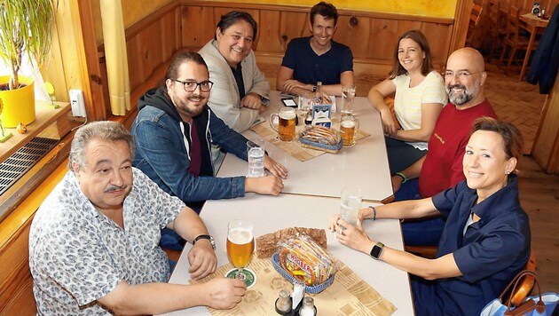 Im Pirsch-Stüberl in der Grazer Münzgrabenstraße traf sich die Stammwähler-Runde mit der „Krone“: Bei Wein, Bier und Würsteln wurde über die Gemeinderatswahl diskutiert. (Bild: Christian Jauschowetz)