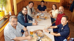 Im Pirsch-Stüberl in der Grazer Münzgrabenstraße traf sich die Stammwähler-Runde mit der „Krone“: Bei Wein, Bier und Würsteln wurde über die Gemeinderatswahl diskutiert. (Bild: Christian Jauschowetz)