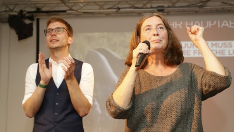 Elke Kahr und ihr Stadtratskollege Robert Krotzer während der Wahlparty der KPÖ im Volkshaus (Bild: APA/ERWIN SCHERIAU)