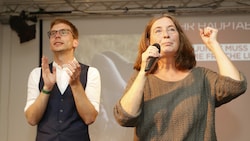 Elke Kahr und ihr Stadtratskollege Robert Krotzer während der Wahlparty der KPÖ im Volkshaus (Bild: APA/ERWIN SCHERIAU)