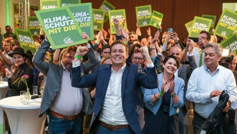 Stefan Kaineder und Werner Kogler feierten zu späterer Stunde ausgelassen im Lentos. (Bild: Horst Einöder/Flashpictures)