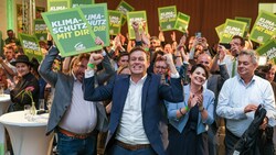 Stefan Kaineder und Werner Kogler feierten zu späterer Stunde ausgelassen im Lentos. (Bild: Horst Einöder/Flashpictures)