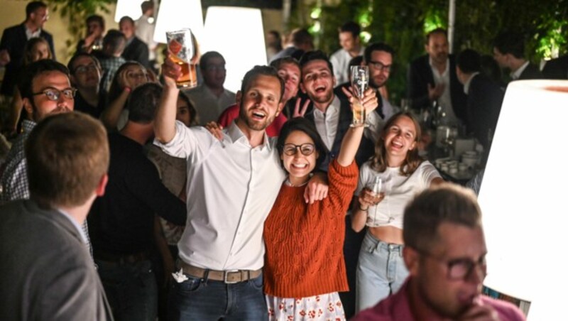 Felix Eypeltauer und Julia Bammer gaben auf der NEOS-Party Gas. (Bild: Markus Wenzel)