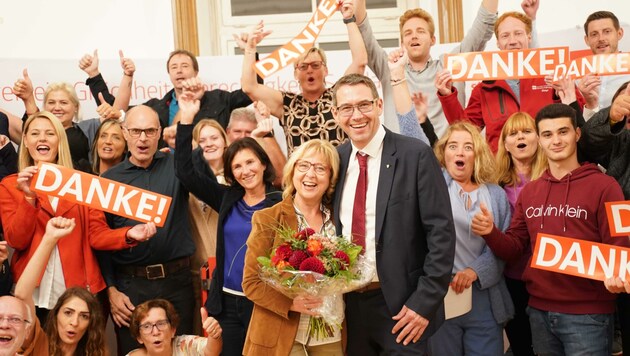 Feiern kann Markus Vogl. Er schaffte es, den Steyrer Bürgermeistersessel im ersten Wahlgang zu erringen. (Bild: Scharinger Daniel)