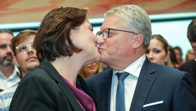 Klaus Luger herzte und küsste überglücklich und dankbar seine Michaela. (Bild: Einöder Horst)