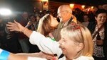 Unerwartete Freude: Vorgänger Ernest Kaltenegger durfte die Siegerin als Erster umarmen, riesig auch der Jubel der Landesparteichefin Claudia Klimt-Weithaler (im Bildvordergrund). (Bild: Pail Sepp)