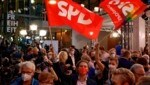 Ausgelassener Jubel bei der SPD (Bild: AFP)