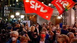 Ausgelassener Jubel bei der SPD (Bild: AFP)