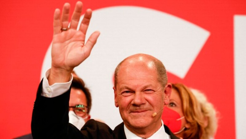 Olaf Scholz ließ seine Anhänger länger auf sich warten. Dafür war der Jubel umso größer, als er nach geschlagener Wahl auf die Bühne kam. (Bild: APA/AFP/Odd ANDERSEN)