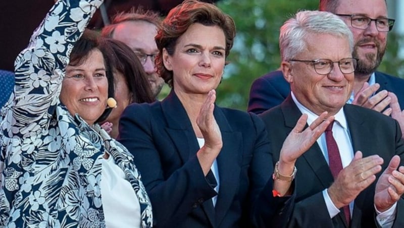 Die SPÖ-Spitzenkandidatin Gerstorfer, SPÖ-Chefin Rendi-Wagner und der Linzer Bürgermeister Luger beim Wahlkampfabschluss (Bild: FOTOKERSCHI.AT/WERNER KERSCHBAUMMAYR)