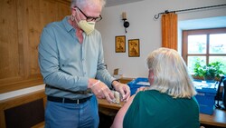 Eine Impfung im Wirtshaus in Neumarkt im Mühlkreis. Je geringer die Durchimpfung, desto stärker waren FPÖ und MFG in Oberösterreich. (Bild: APA/FOTOKERSCHI.AT/KERSCHBAUMMAYR)