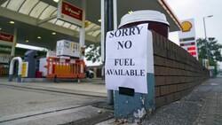 Notstand an der Zapfsäule: Tausende britische Tankstellen sind derzeit ohne Benzin. (Bild: Steve Parsons/PA via AP)