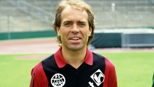 Wolfgang Kraus - hier gegen Ende seiner Karriere im Dress von Eintracht Frankfurt (1986) (Bild: Roland Witschel / dpa / picturedesk.com)