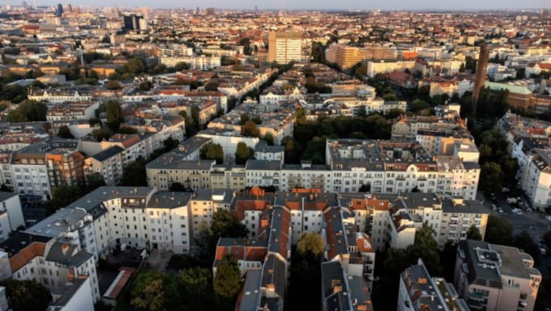 Die Mietpreise sind in Berlin besonders hoch. Auch deshalb formierte sich die Initiative „Berliner Wohnen und Co. enteignen“. (Bild: AP)