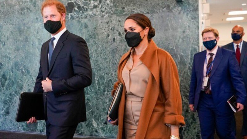 Prinz Harry und Herzogin Meghan nach ihrem Besuch bei den Vereinten Nationen
 (Bild: APA/AP Photo/Mary Altaffer)