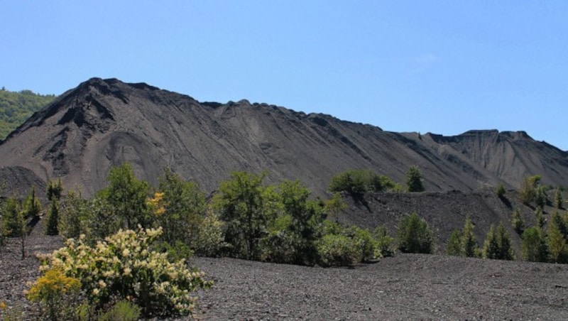 Beim Kohle-Tagebau wird bergeweise feiner Kohleabfall produziert. Dieser kommt in Kraftwerken zum Einsatz. (Bild: CC BY-SA 4.0 - Wikipedia.com/Jakec)