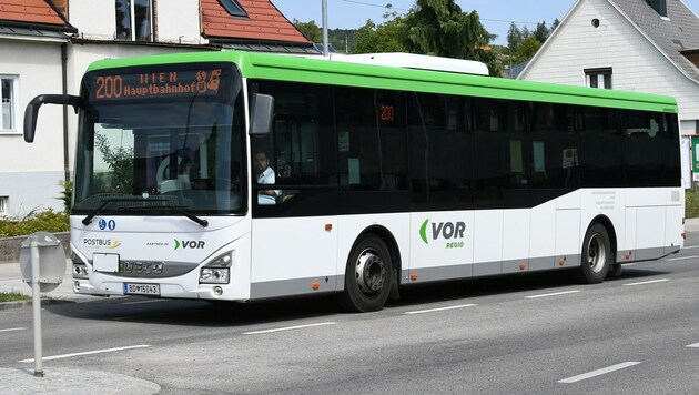 Fährt er, oder fährt er nicht? Die Gänserndorfer Grünen kritisieren fehlende Busverbindungen. (Bild: Huber Patrick)