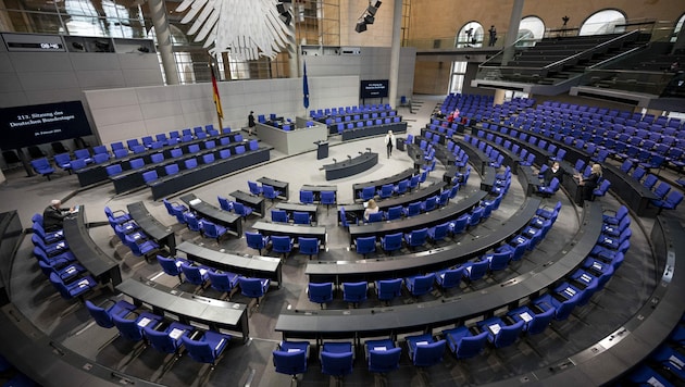 Der deutsche Bundestag wird nicht nur größer als in der auslaufenden Legislaturperiode, sondern auch bunter. (Bild: APA/dpa/Fabian Sommer)