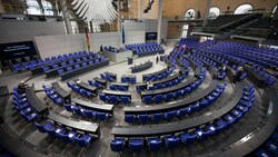 Der deutsche Bundestag wird nicht nur größer als in der auslaufenden Legislaturperiode, sondern auch bunter. (Bild: APA/dpa/Fabian Sommer)