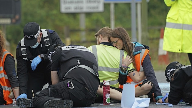 In der Nähe des Londoner Flughafens Heathrow blockierten Klimaaktivisten eine Autobahn. Die Polizei nahm 50 Personen fest. (Bild: AP)