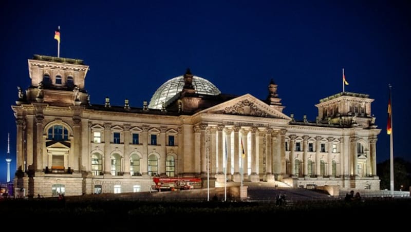 Der Reichstag am Wahlabend (Bild: APA/AFP/PAUL ZINKEN)