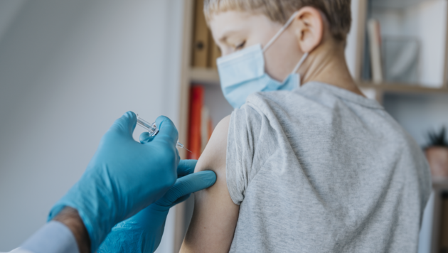 Bei den 15- bis 24-jährigen Burgenländern liegt die Impfrate bereits bei 70 Prozent. (Bild: Mareen Fischinger / Westend61 / picturedesk.com)
