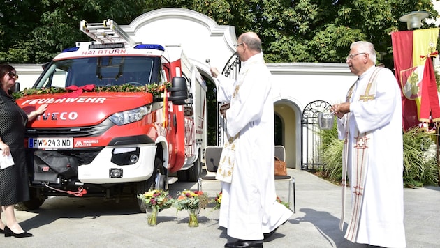 Das neue Einsatzfahrzeug wurde vom Halbturner Pfarrer gesegnet. (Bild: Reinhard Rovny)