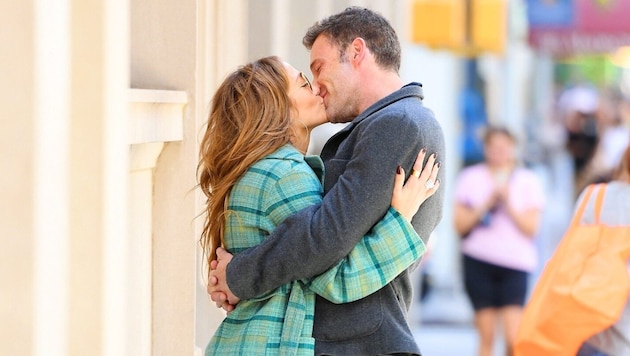 Jennifer Lopez und Ben Affleck küssen sich in New York. (Bild: www.PPS.at)