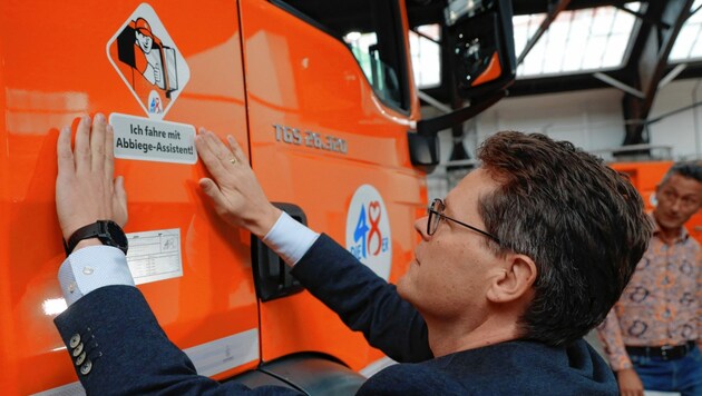 Stadtrat Jürgen Czernohorszky (SPÖ) klebte den Sticker höchstpersönlich am Müllfahrzeug an. (Bild: Zwefo)
