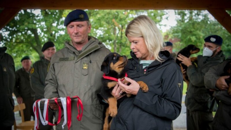 Ministerin Tanner mit ihrem Patenhund, dem kleinen „Iron“ (Bild: Bundesheer/Carina KARLOVITS)