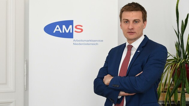 AMS-Chef Sven Hergovich zündet den Vermittlungsturbo, damit niemand als dauerarbeitslos abgestempelt wird. (Bild: Huber Patrick)