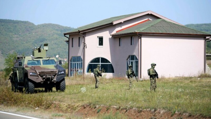 Serbische Soldaten in der Stadt Rudnica unweit der Grenze zum Kosovo (Bild: AP)