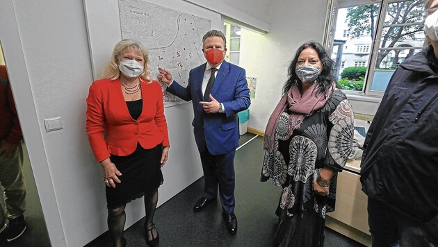 Bürgermeister Michael Ludwig (SPÖ) und Silvia Celand von Wiener Wohnen eröffneten gestern das neue Impfangebot (Bild: Gerhard Bartel)