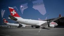 Die Swiss Air macht Ernst - ungeimpftes Personal ist in dem Unternehmen bald nicht mehr erwünscht. (Bild: AFP/Fabrice COFFRINI)
