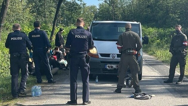 An dem Hotspot nahe der Puszta in Siegendorf stoppten die Grenzschützer erneut einen Schlepper-Transport. (Bild: Christian Schulter)