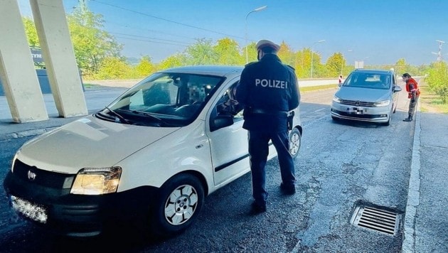 Bei den Kontrollen in Deutschkreutz sorgten drei widerwillige Frauen in einem Wagen für helle Aufregung. (Bild: Christian Schulter)