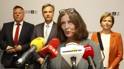 Die KPÖ unter Elke Kahr bleibt klare Siegerin mit drei Stadtratssitzen, die SPÖ schafft es nicht wieder in die Stadtregierung. (Bild: APA/ERWIN SCHERIAU)