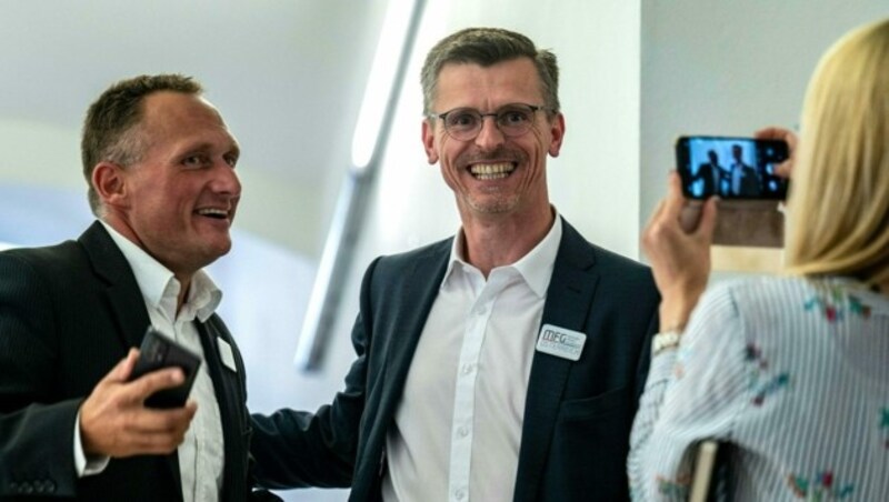 Gründungsmitglied Gerhard Pöttler und Spitzenkandidat Joachim Aigner feierten am Sonntag den Sieg ihrer Bewegung MFG. (Bild: APA/TEAM FOTOKERSCHI)