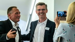 Gründungsmitglied Gerhard Pöttler und Spitzenkandidat Joachim Aigner feierten am Sonntag den Sieg ihrer Bewegung MFG. (Bild: APA/TEAM FOTOKERSCHI)