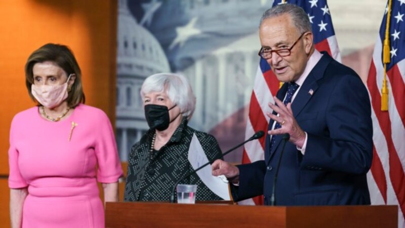 Nancy Pelosi, Janet Yellen und Chuck Schumer (v.l.) (Bild: The Associated Press)