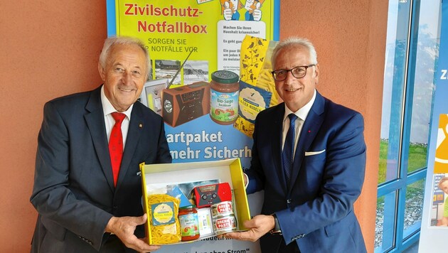 Rudolf Schober und Reinhart Rohr mit der Notfallbox. (Bild: Andreas Walcher)