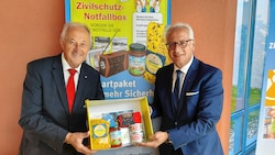 Rudolf Schober und Reinhart Rohr mit der Notfallbox. (Bild: Andreas Walcher)