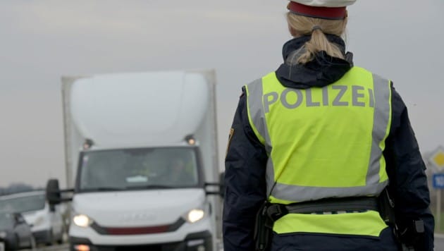 Immer wieder stoppt die Polizei auch in Nickelsdorf Schleppertransporte. (Bild: APA/HERBERT P. OCZERET)