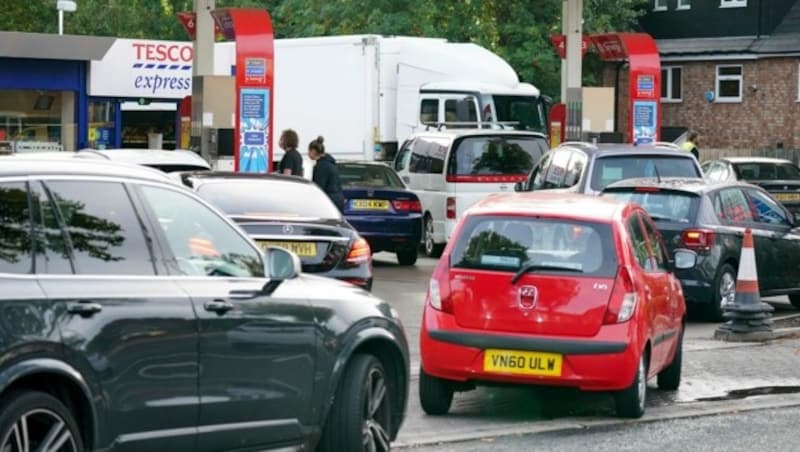 Lange Warteschlangen vor Tankstellen in Großbritannien. (Bild: AP)