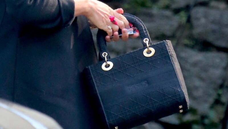 In Herzogin Meghans D-Bag von Dior sind die Buchstaben „DSSOS“ („Duchess of Sussex“) eingeprägt, (Bild: www.viennareport.at)