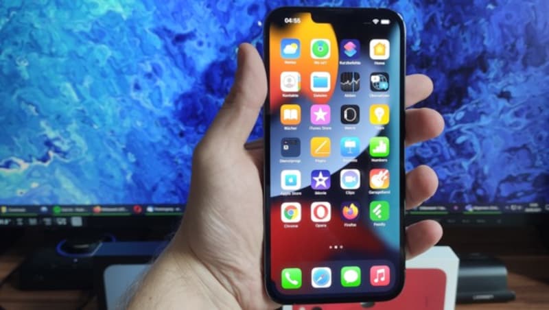 Das 6,7 Zoll große Display des iPhone 13 Pro Max bietet einen 120-Hertz-Modus und eine sehr hohe Helligkeit. Die Auflösung beträgt 2778 mal 1284 Pixel. (Bild: Dominik Erlinger)