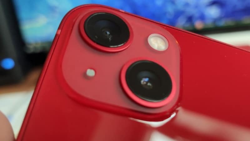 Die Doppelkamera des iPhone 13: Zweimal zwölf Megapixel für normale und Weitwinkelfotos. Es gibt optische Bildstabilisierung, die Hauptkamera ist mit F/1.6 sehr lichtstark. (Bild: Dominik Erlinger)