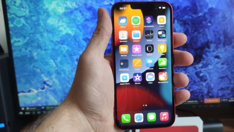 Das 6,1 Zoll große OLED-Display des iPhone 13 mit 2532 mal 1170 Pixeln Auflösung beherrscht Dolby Vision, hat aber im Gegensatz zum teureren Pro-Max-Modell keinen 120-Hertz-Modus. (Bild: Dominik Erlinger)