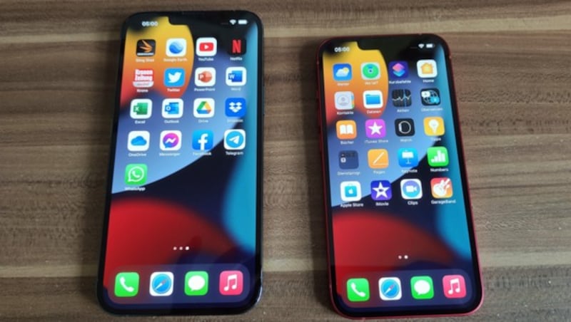 Das 6,7 Zoll große iPhone 13 Pro Max (links) neben dem regulären iPhone 13 mit 6,1 Zoll Diagonale. (Bild: Dominik Erlinger)